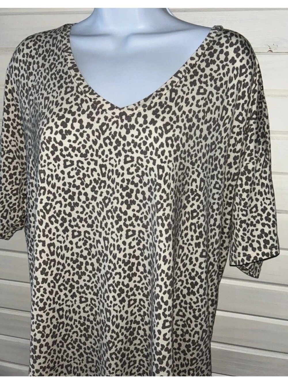NWT American Eagle Sz LARGE Soft & Sexy Leopard Print V-neck Modal Stretch Tee